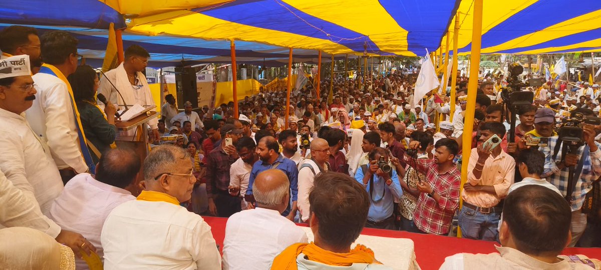 मोदी से यारी और बिहारियों से गद्दारी...
 दिल्ली, महाराष्ट्र गुजरात समेत सभी भाजपा शासित राज्यों में बिहारीयों पर हो अत्याचार के सीधे जिम्मेदार नीतीश कुमार हैं।
भाजपा पूरे देश में बिहारीयों के घरों पर बुलडोजर चला रही है इस बार बिहार में सभी बिहारी मिलकर भाजपा पर बुलडोजर चलाएंगे।