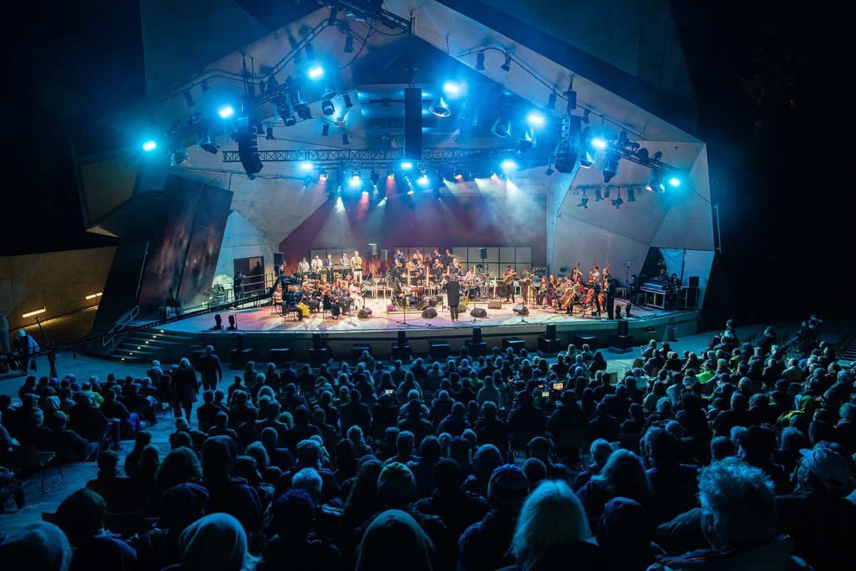 Questa sera 18 giugno alle 21, il Teatro Alighieri si accenderà con l’energia della Zawinul Legacy Band 3.0, ospite del Ravenna Festival

Un omaggio potente e visionario a Joe Zawinul, pioniere dello stile fusion e mente dietro i leggendari Weather Report, insieme a Wayne Shorter