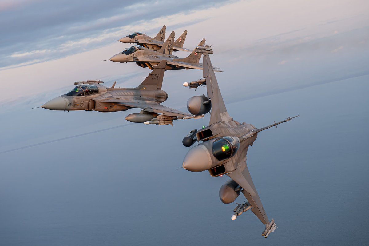 NATO_AIRCOM's tweet image. 🇵🇱🇸🇪🇬🇧 fighters deployed on NATO's air policing
mission demonstrate agility, reach & precision during combined training over 🇵🇱
Safeguarding the integrity of NATO airspace is a permanent peacetime task contributing to NATO’s collective defence
📷Paul Krzeszkiewicz & Bartek Bera