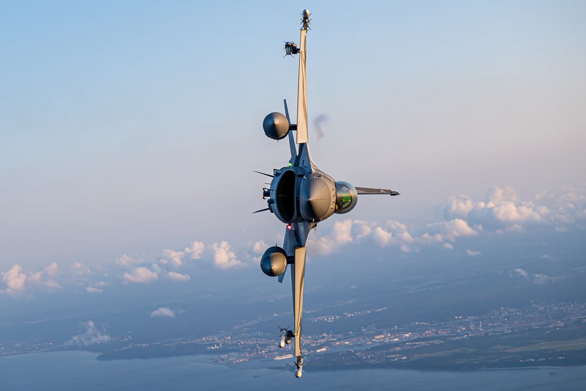 NATO_AIRCOM's tweet image. 🇵🇱🇸🇪🇬🇧 fighters deployed on NATO's air policing
mission demonstrate agility, reach & precision during combined training over 🇵🇱
Safeguarding the integrity of NATO airspace is a permanent peacetime task contributing to NATO’s collective defence
📷Paul Krzeszkiewicz & Bartek Bera
