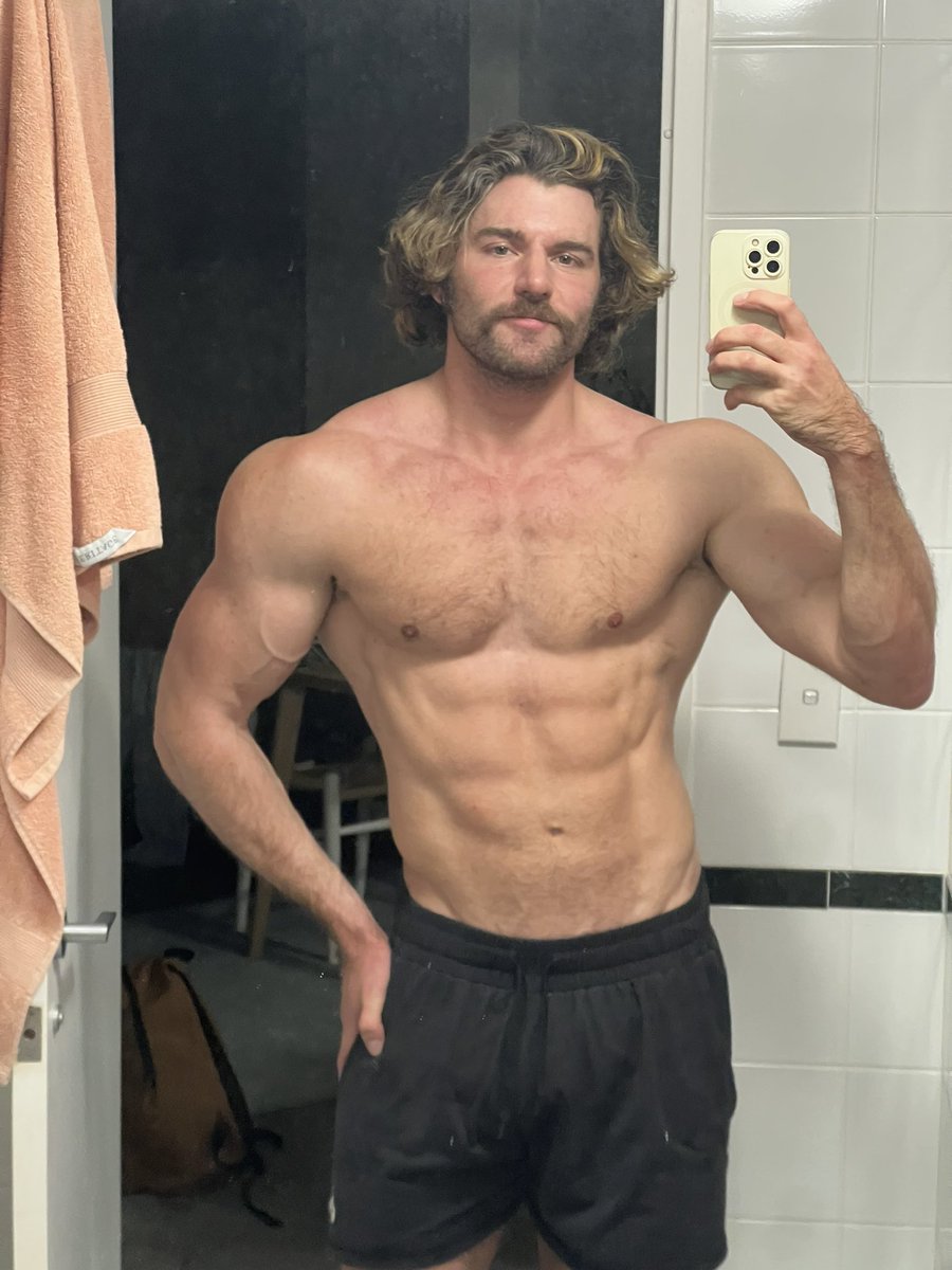 Real proud of the results of the cut. Bulk starting now, check back next year when I’m up 25kg 📈💪

#bodybuilder #aussie #gay #hunk #abs #muscle #stud #fitness