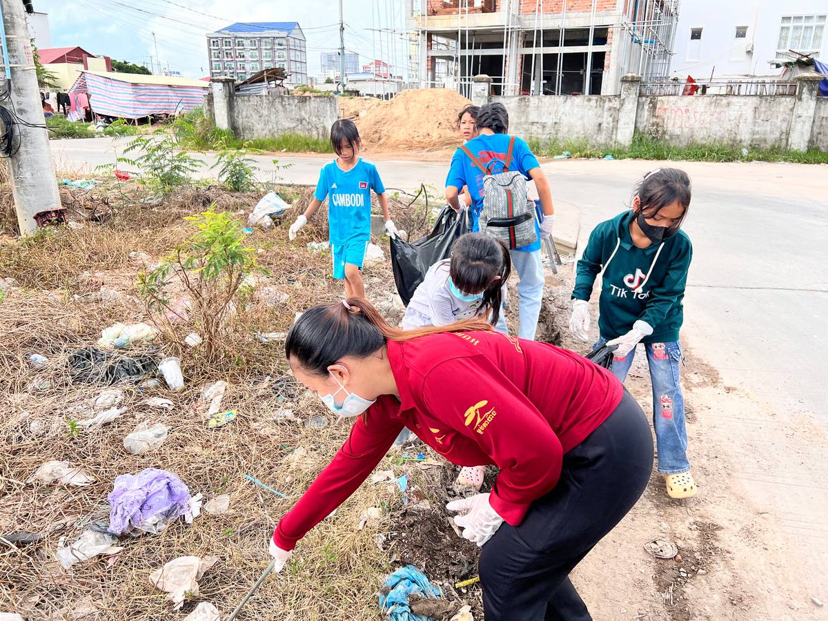 Taking care of the environment is everyone's responsibility. This morning, a group of students we work with helped clean up the streets near our Education Center.
