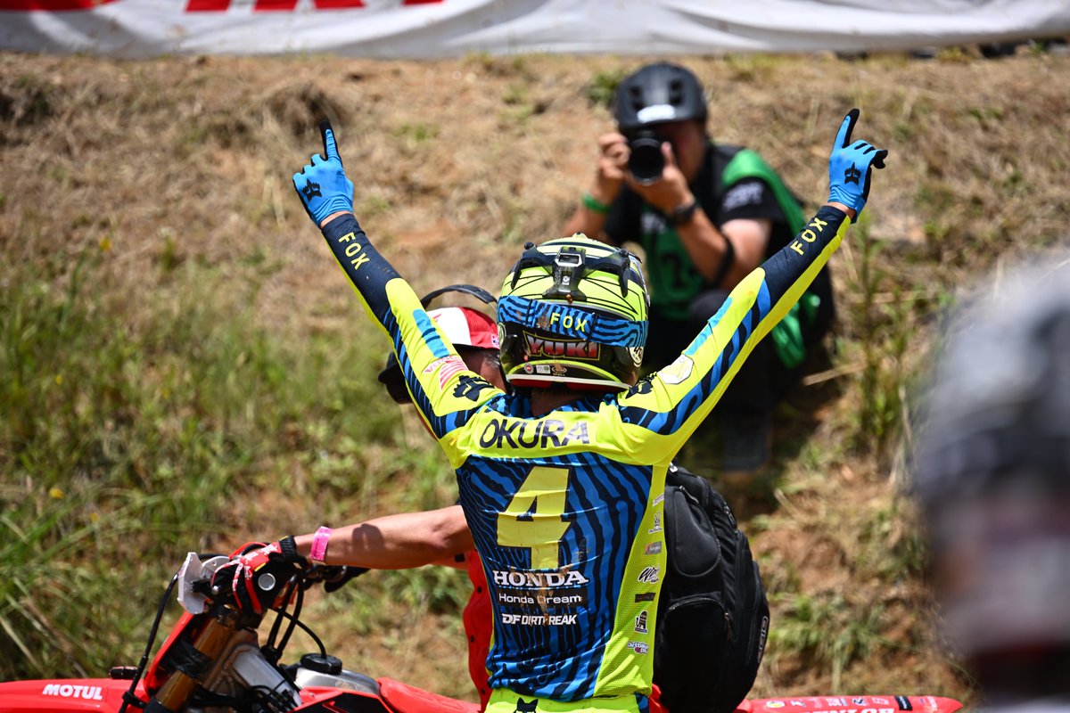 \ 優勝の瞬間🏆 /

「いつもスタートで出られない僕がスタートを決めて勝ち逃げる。人生で初めてこんなレースしたんじゃないかな」

第4戦IA1クラスヒート1で今季初優勝を飾った大倉由揮選手。ゴール直後にはメカニックと喜びを分かち合ったあと、観客の声援にも両手を上げて応えました。

#JMX