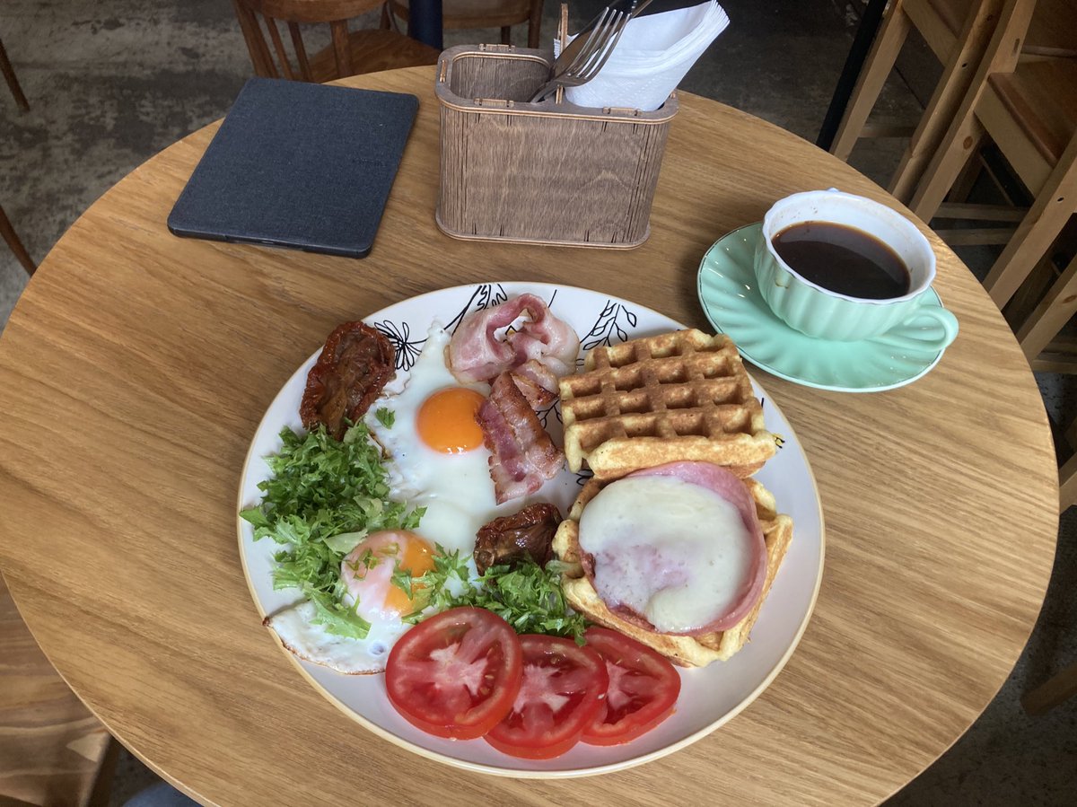 Исследую заведения с завтраками между Чернышевской и Маяковской, и пока что особенно хорошо мне было в Винил и Кофе на Жуковского. Венский завтрак с вафлями прямо в сердечко
