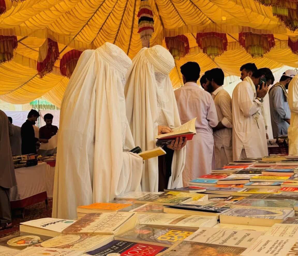 آج بنوں میں ہونے والے کتاب میلہ
 پشتون بہنوں کی یہ خوبصورت تصویر 
 کوئی بھی سماجی یا مذہبی پابندی، علم کی چاہت اور چاہنے والوں کو نہیں روک سکتی ❤️