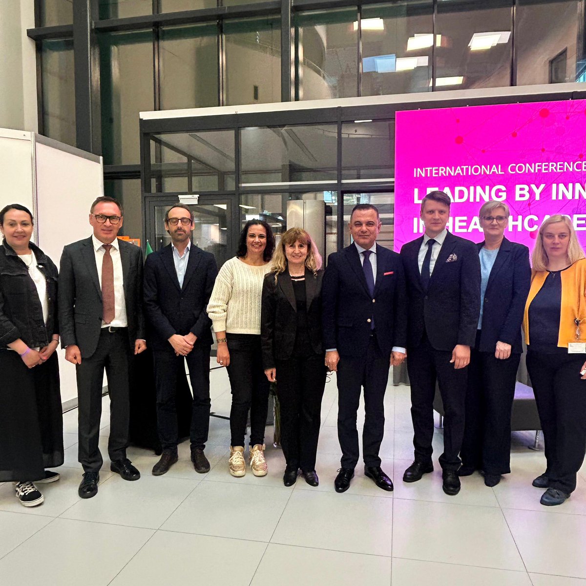 Dr. Hosam Abu Meri🇱🇻🇺🇦 (@h_abumeri) on Twitter photo Šodienas veselības aprūpes vadība prasa jauna līmeņa līderību – uzsvēru, atklājot konferenci <a href="/Stradina_slimn/">Paula Stradiņa Klīniskā universitātes slimnīca</a> Leading by Innovation.
🎯 Projekts #eHospital4Future - piemērs modernai pārmaiņu vadībai:
✔️ 500+ apmācīti speciālisti
✔️ 19 mācību programmas
✔️ sadarbība ar 8 valstīm Šodienas veselības aprūpes vadība prasa jauna līmeņa līderību – uzsvēru, atklājot konferenci <a href="/Stradina_slimn/">Paula Stradiņa Klīniskā universitātes slimnīca</a> Leading by Innovation.
🎯 Projekts #eHospital4Future - piemērs modernai pārmaiņu vadībai:
✔️ 500+ apmācīti speciālisti
✔️ 19 mācību programmas
✔️ sadarbība ar 8 valstīm