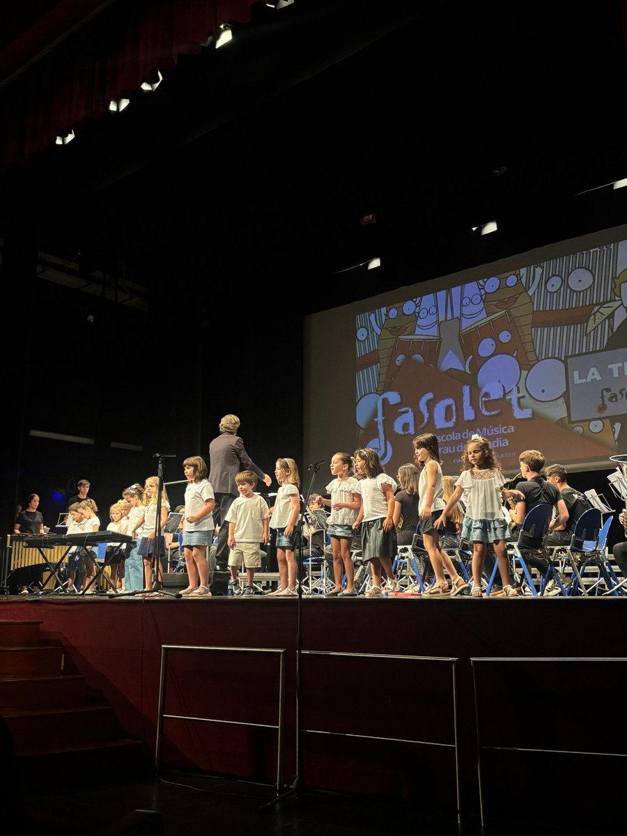 🗣🎶 El Teatre Serrano va acollir dilluns INNOVA ARTS CANT, un espectacle organitzat pel CEIP Joan XXIII i l'escola de Música Fasolet. També hi va participar alumnat del Preventori infantil.