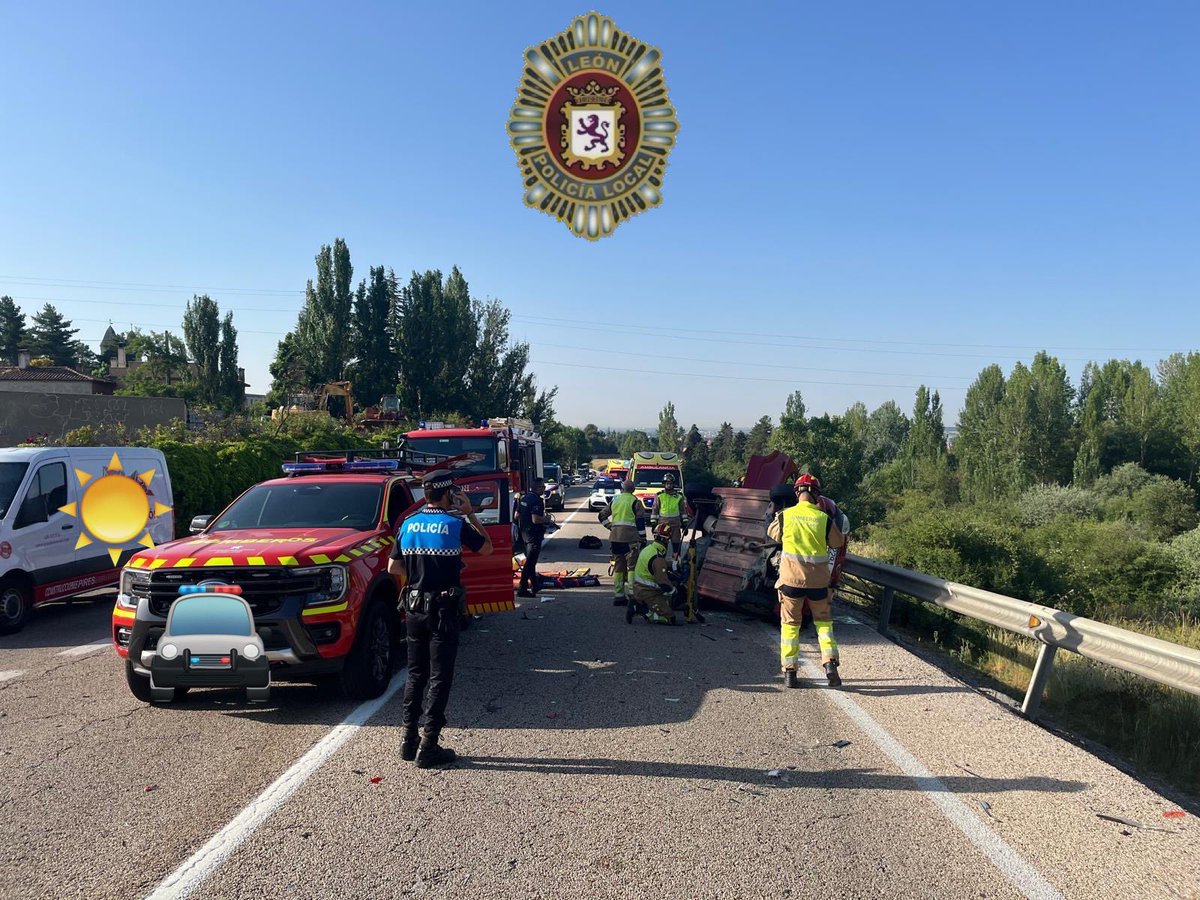 Accidente de tráfico en la carretera Asturias en #LeónEsp , a la altura de la antigua fábrica de Rubiera, las personas afectadas no revisten gravedad y son trasladadas al CAULE.
#Tu092León 
#PolicíaLocalCercaDeTi