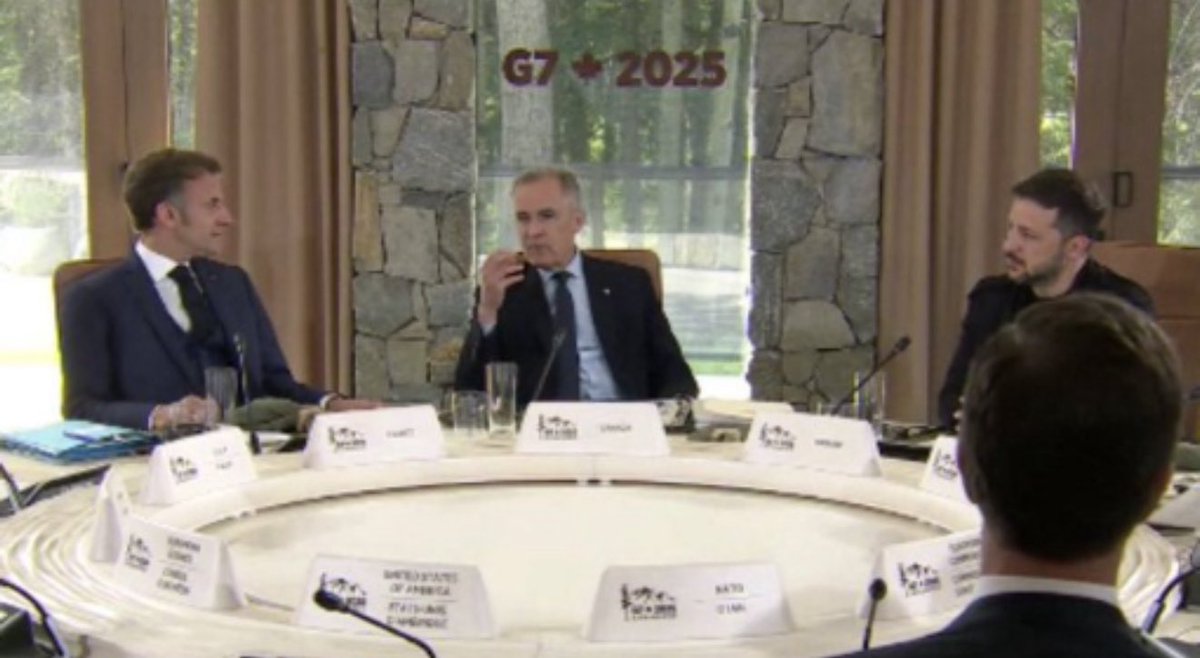 Зеленский сидит в кресле Трампа на саммите G7! 👍😂