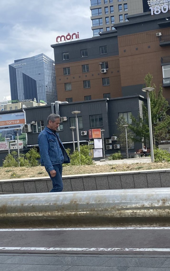 Хүүгээ хөлийг нь дөрөөнд гарыг нь ганзаганд бөгсийг нь сайдын сэнтийд хүрэгчихээд бодлогошрон алхаж буй аав..