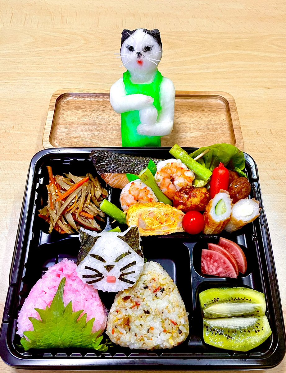 ♪KOME WAR 〜KOME KOME WAR〜
♪随意随意　ずっころばし　ごまみそ
  随意
♪これくらいの　おべんとばこに
  おにぎり　おにぎり　ちょっとつめて
今日はおにぎりの日🍙
#お弁当 #おにぎりの日