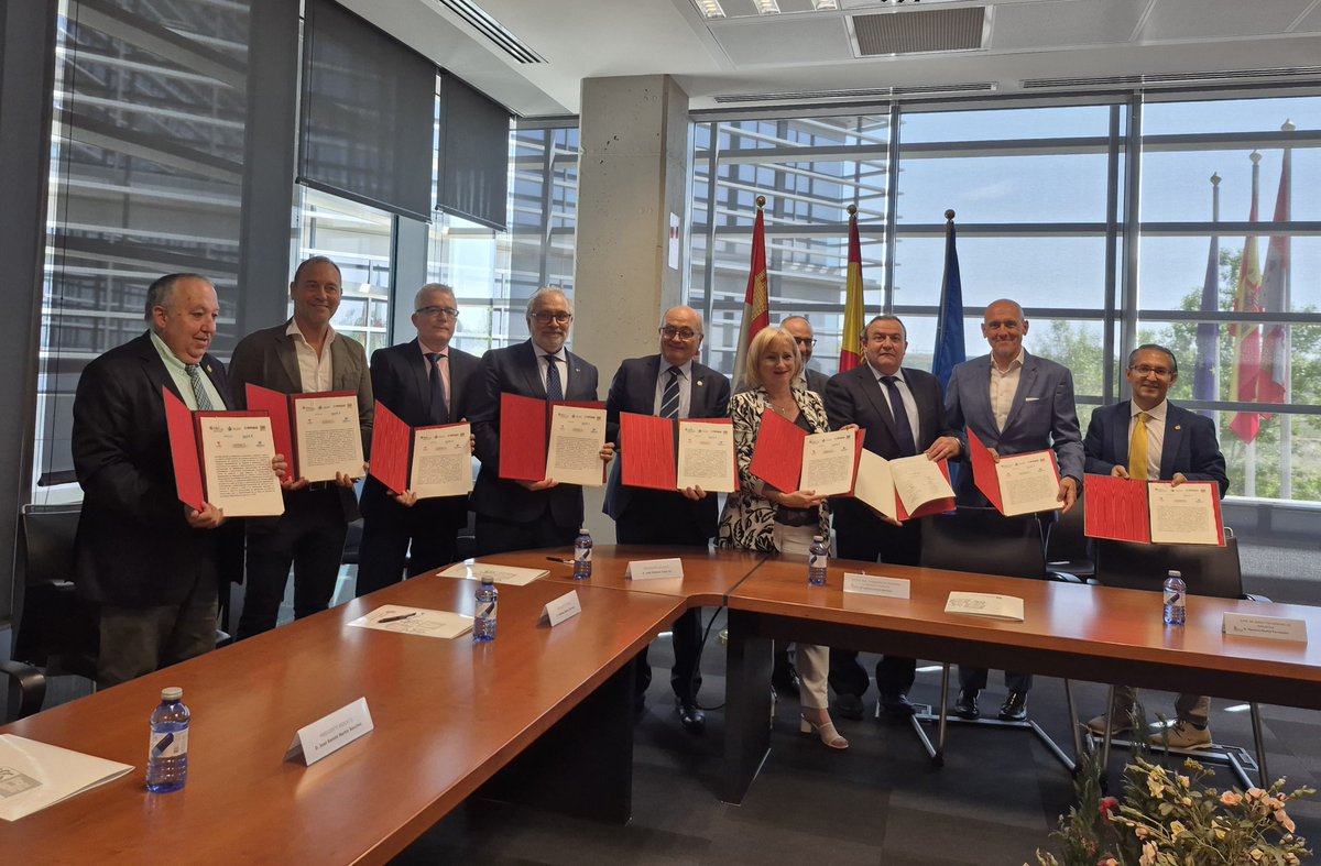 🤝 ACYLEAS, con Juan Carlos Fernández de Ascensores Zener, participó en la firma del convenio con la Junta de Castilla y León para impulsar la competitividad del sector.
Compromiso con el futuro industrial de la región.
#AscensoresZener #ACYLEAS #CastillayLeón