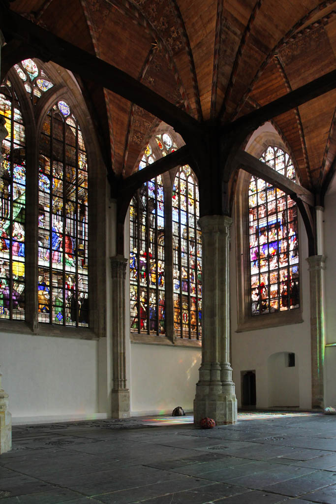 Het Crabeth-raam in de Mariakapel van de Oude Kerk te Amsterdam is teruggekeerd en zelfs nog mooier dan voorheen. Echt een reden voor een bezoek waard. Gaat het zien!