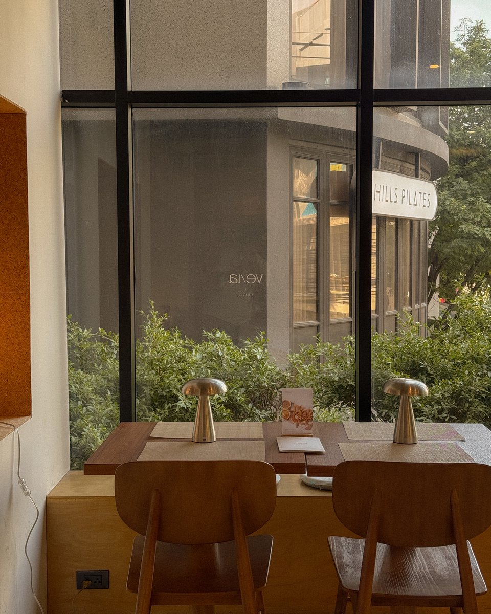 Vela Studio ‘The Brunch Club’ 🥙🍝☕️ : ใครสายบรั้นช์มามุงทางนี้เลย ล่าสุด Vela ตรงสุขุมวิท49 มีเมนูบรั้นช์มาเสิร์ฟแบบจุกๆ หน้าตาดีเลย อย่างตัว Studio Platter ก็เสิร์ฟมาในจานสุดเก๋จาก Silly Studio ที่มีเอกลักษณ์เฉพาะตัว แถมจานนี้ก็ครบทั้ง เบคอน ไข่ แซลมอน เห็ด มะเขือเทศและสลัด