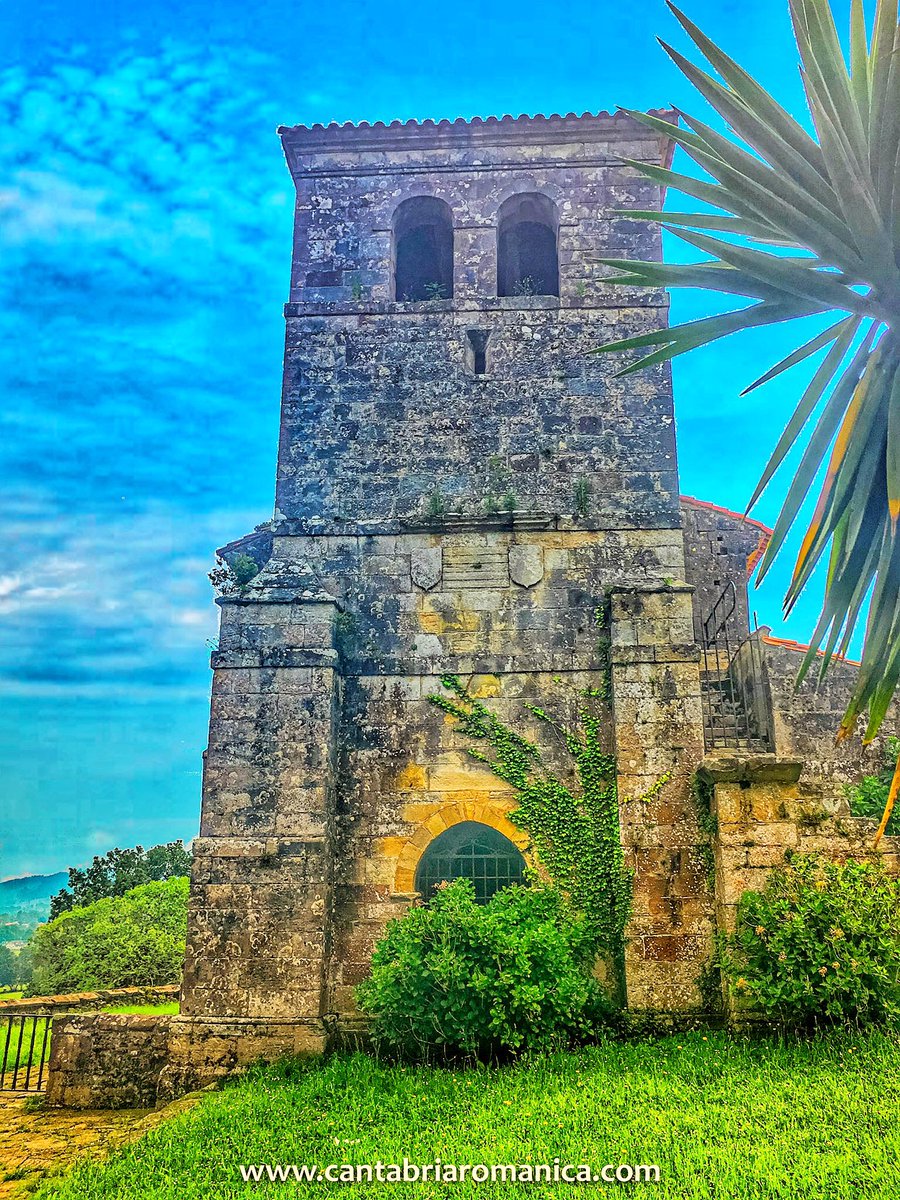 La esbelta torre campanario de la Iglesia de San Andrés de Argomilla de Cayón.

#cantabria #arte #historia #románico #medieval #patrimoniocultural