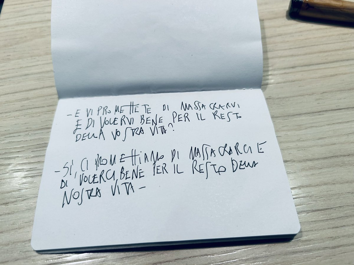paolonori's tweet photo. Quando aveva 5 anni la Battaglia ha sposato due bambolotti e gli ha recitato la formula di rito: «E vi promettete di massacrarvi e di volervi bene per tutta la vita?».
E loro han risposto: «Sì, ci promettiamo di massacrarci e di volerci bene per tutta la vita». https://t.co/B7h0LrnXxI