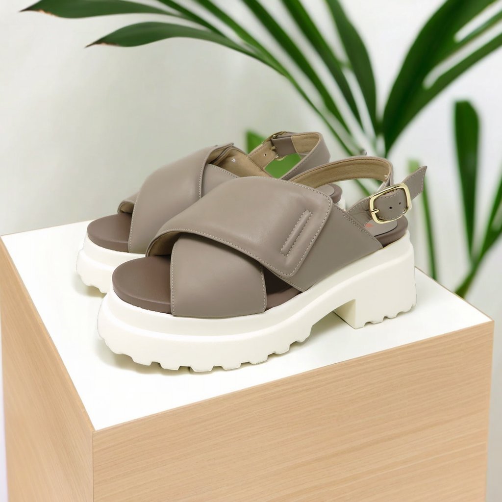 LiciaShoes's tweet photo. シューズショップリシア楽天市場店
@LiciaShoes 
本日市場の日！
ポイント２０倍UP→クロスパテッド厚底サンダル 
 日本製/3色展開  

 商品ページ→https://t.co/QrGaHVay7j #サンダル #2025ss #楽天 #厚底サンダル #シューズ https://t.co/jv8mNl4oQr