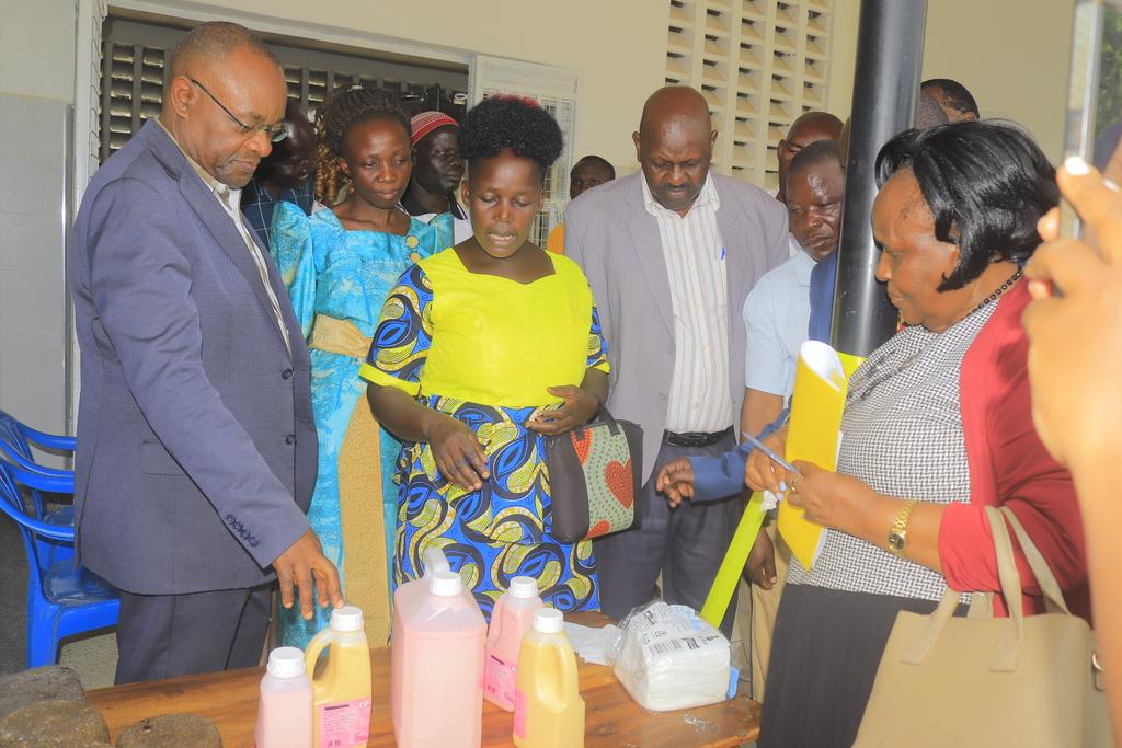 raphaelMagyezi's tweet image. Yesterday, I commissioned the Buseeta Milk Collection Centre in Kibuku a UGX 667M game changer for our dairy farmers under the @LLF_fund LEGS project. With a 6,000-litre cooler, generator &amp;amp; strong cooperative spirit, this Centre is more than storage it&apos;s a hub for value addition,…