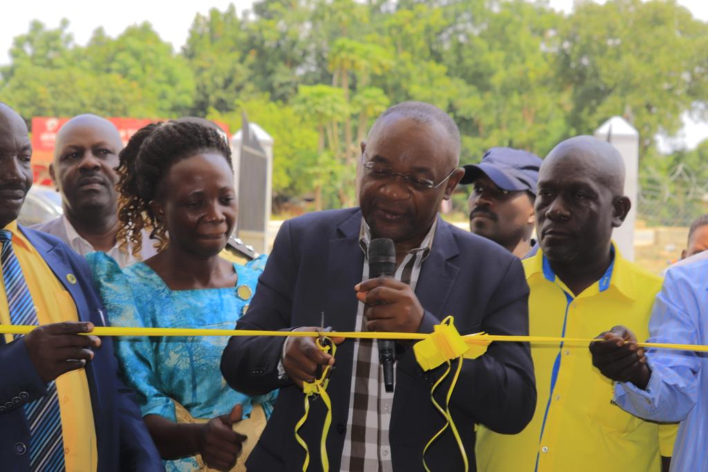 raphaelMagyezi's tweet image. Yesterday, I commissioned the Buseeta Milk Collection Centre in Kibuku a UGX 667M game changer for our dairy farmers under the @LLF_fund LEGS project. With a 6,000-litre cooler, generator &amp;amp; strong cooperative spirit, this Centre is more than storage it&apos;s a hub for value addition,…