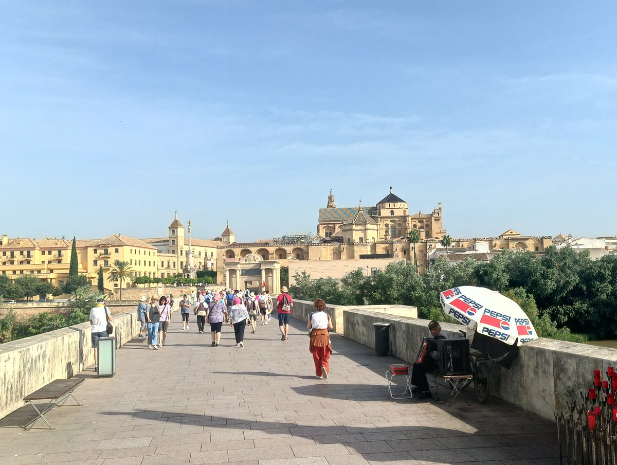 #Córdoba ciudad con cuatro patrimonios de la humanidad, que día sí y otro también deja esta imagen a turistas y vecinos, alguien sin licencia, incumpliendo normativa de ruido y que ni siquiera toca bien. ¿Piensan hacer algo <a href="/ayuncordoba_es/">Ayuntamiento Córdoba</a>, <a href="/jmbellidoroche/">José Maria Bellido</a> o la policía local?
