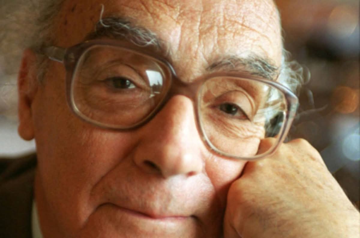 “Las respuestas no llegan siempre cuando uno las necesita, muchas veces ocurre que quedarse esperando es la única respuesta posible”.
Quince años ya sin Saramago. Esa sonrisa suya algo irónica. Esa mirada inteligente y profunda... <a href="/MuseoJSaramago/">A CASA JOSÉ SARAMAGO</a>