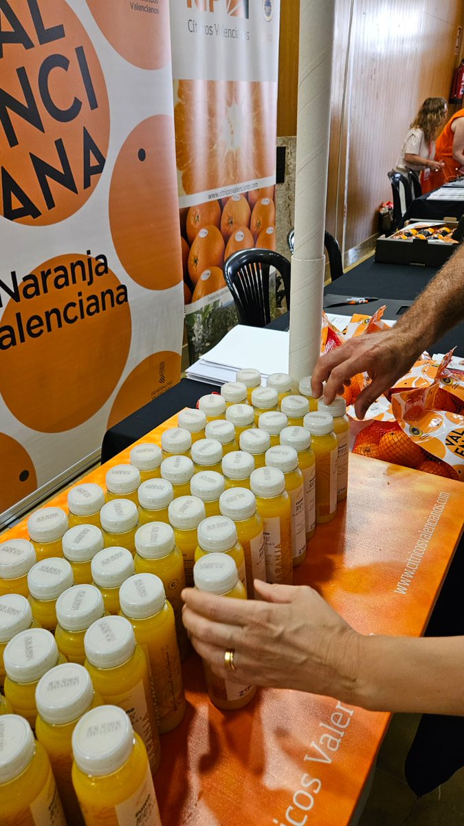 CValencianos's tweet image. Hoy en la jornada de cítricos: productividad y resiliencia hemos querido aportar, entre otras cosas,  frescura en un día caluroso. Zumo de naranja de  cítricos producidos en la Comunidad Valenciana con el sello @CValencianos de la mano de nuestro equipo #interempresas #Carlet