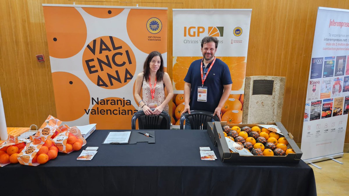 CValencianos's tweet image. Hoy en la jornada de cítricos: productividad y resiliencia hemos querido aportar, entre otras cosas,  frescura en un día caluroso. Zumo de naranja de  cítricos producidos en la Comunidad Valenciana con el sello @CValencianos de la mano de nuestro equipo #interempresas #Carlet
