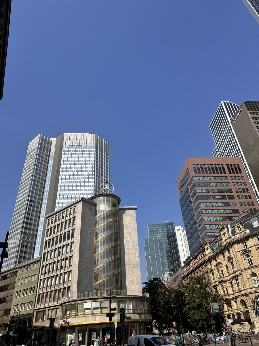 Anybody missing my early morning pictures from Frankfurt? Running around. 🏃‍♂️
