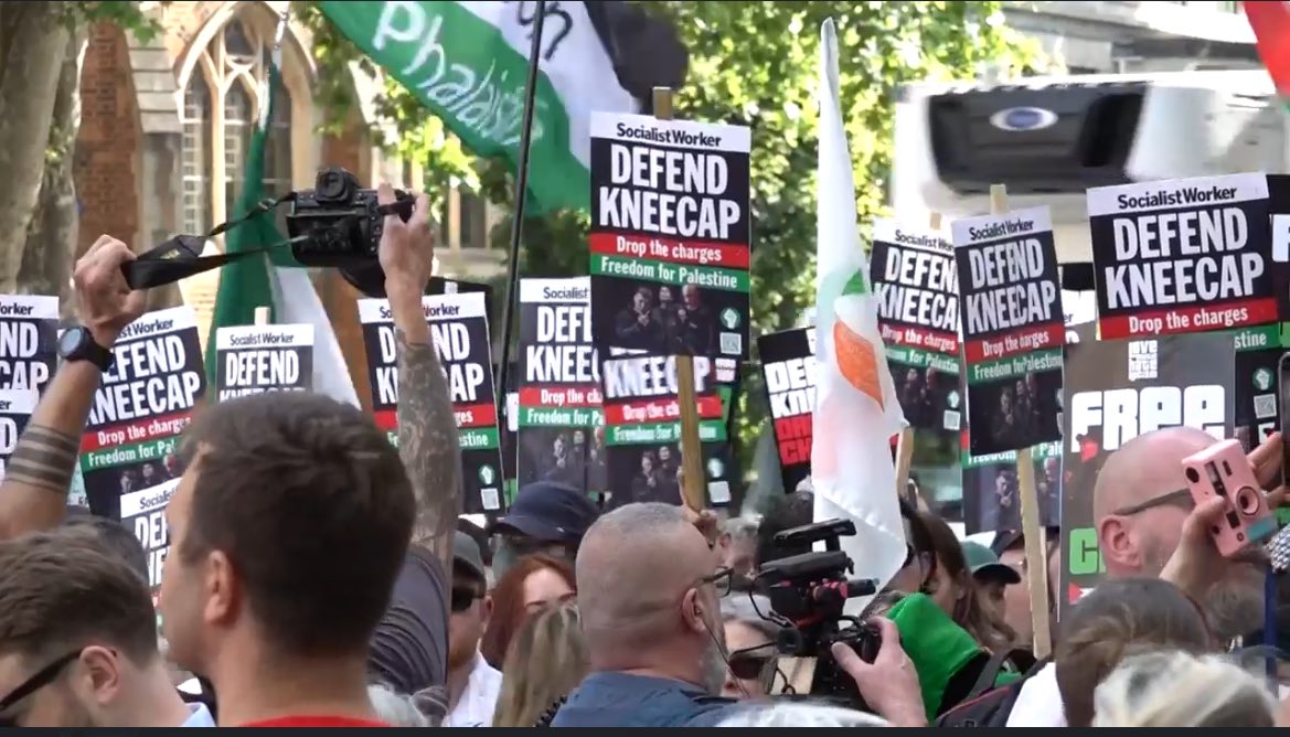 Áine (@thelytokous) on Twitter photo Watching the scenes from outside Westminster courts, and the rally in support of Kneecap!
The British govt giving them the type of publicity that money couldn’t buy.
#mochara #kneecap
Photo credit to <a href="/BelfastLive/">Belfast Live</a> Watching the scenes from outside Westminster courts, and the rally in support of Kneecap!
The British govt giving them the type of publicity that money couldn’t buy.
#mochara #kneecap
Photo credit to <a href="/BelfastLive/">Belfast Live</a>