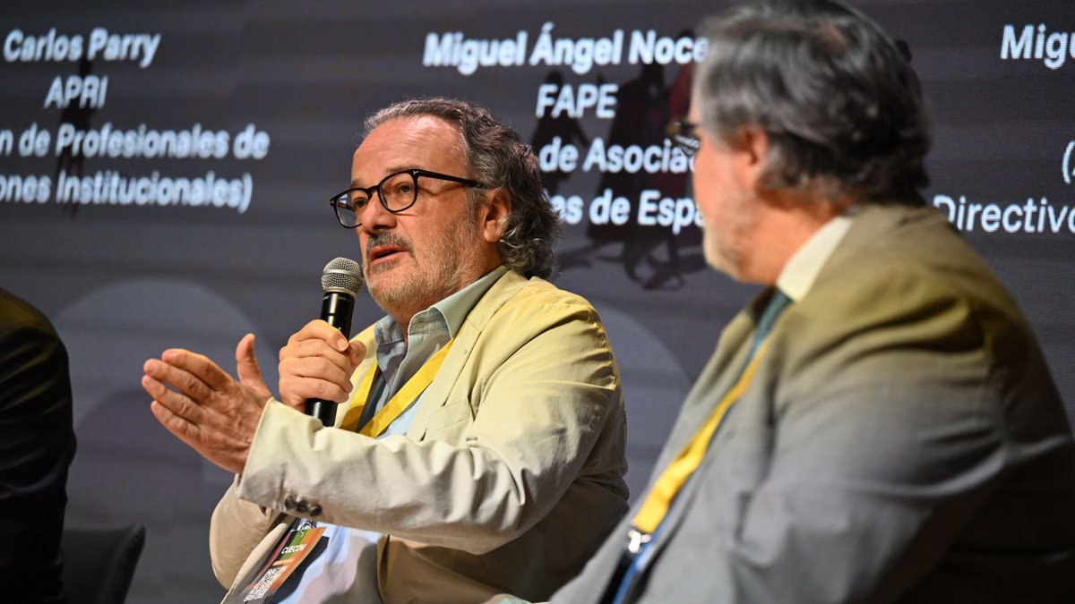 "Para poder informar, es imprescindible la formación, que comienza en las universidades y en las escuelas. Hoy nos enfrentamos a retos comunes, y por eso es clave que quienes ejercen como fuentes, como los dircoms, respeten siempre el principio de veracidad" M. A. Noceda #CUECOM