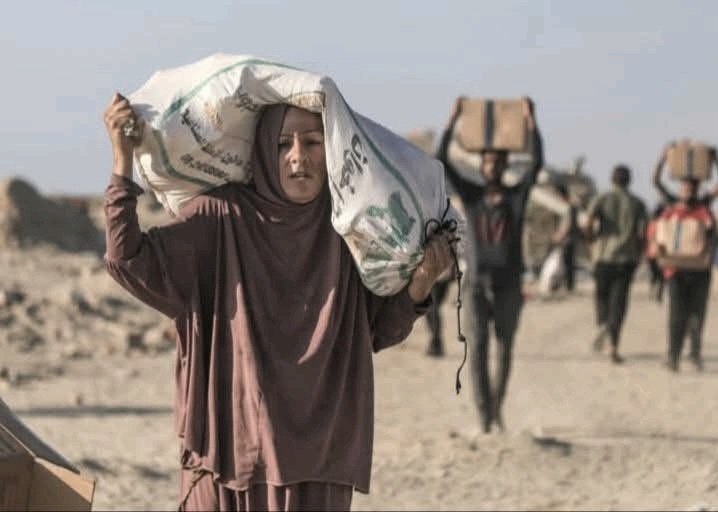 Gazze’deki cesur ve onurlu Müslüman kadınlar…
Bir lokma ekmek girebilsin diye evlerine,
Sırtlarında bir çuval un, yüreklerinde koca bir dava taşıyorlar.
Dünyanın vicdansızlığına karşı dimdik duran,
Adım adım şerefi ve sabrı omuzlayan kadınlar onlar…