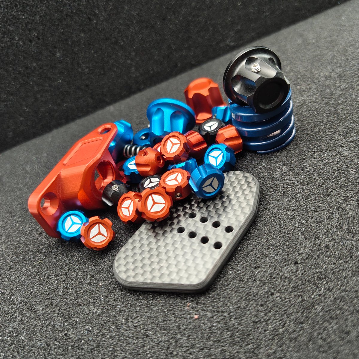 At Cube Controls, superior materials meet groundbreaking design. 🛠️
Every aspect of our steering wheels – from the robust carbon fiber plates to the custom-designed buttons and precise rotary encoders – is engineered for extreme durability and pinpoint accuracy. ⚙️🔧