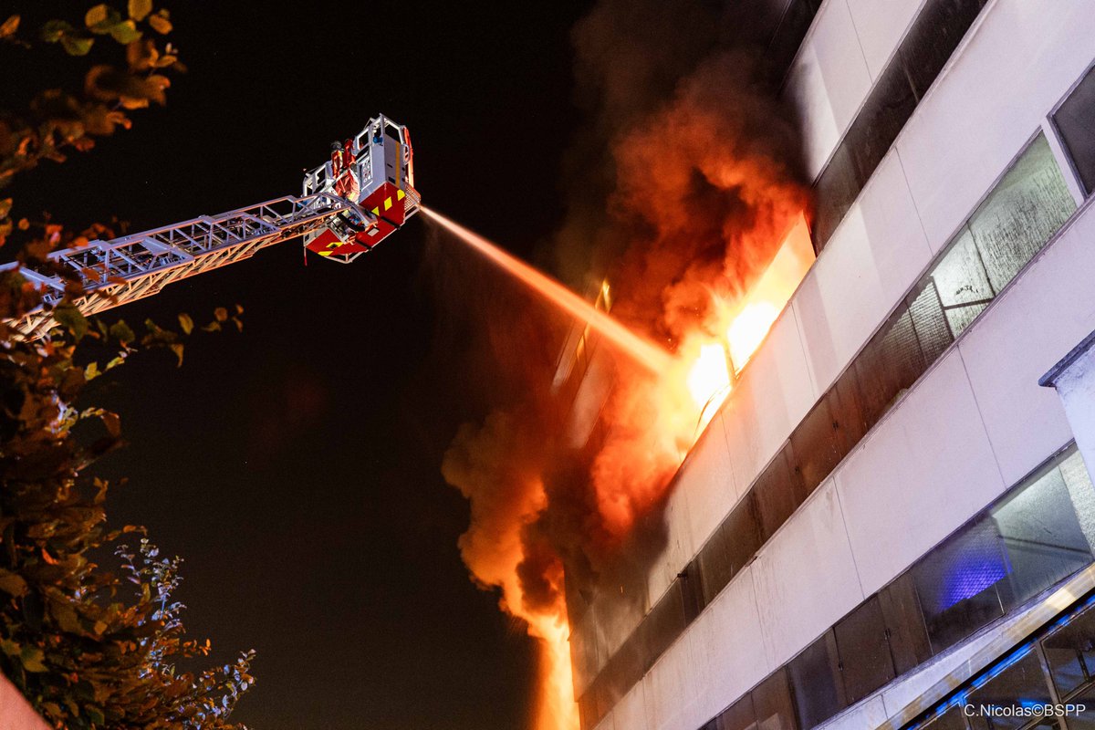 PompiersParis's tweet photo. 🚨[#Intervention] | Cette nuit, un peu avant 2h, les pompiers de Paris sont intervenus pour un violent feu de concession automobile à Saint-Denis (93).

🔴 Les 3e, 4e, 5e niveaux et 40 véhicules sont sinistrés.

🧑‍🚒9 lances sont établies, dont 2 sur moyen élévateur aérien. https://t.co/6DBxWdinsw