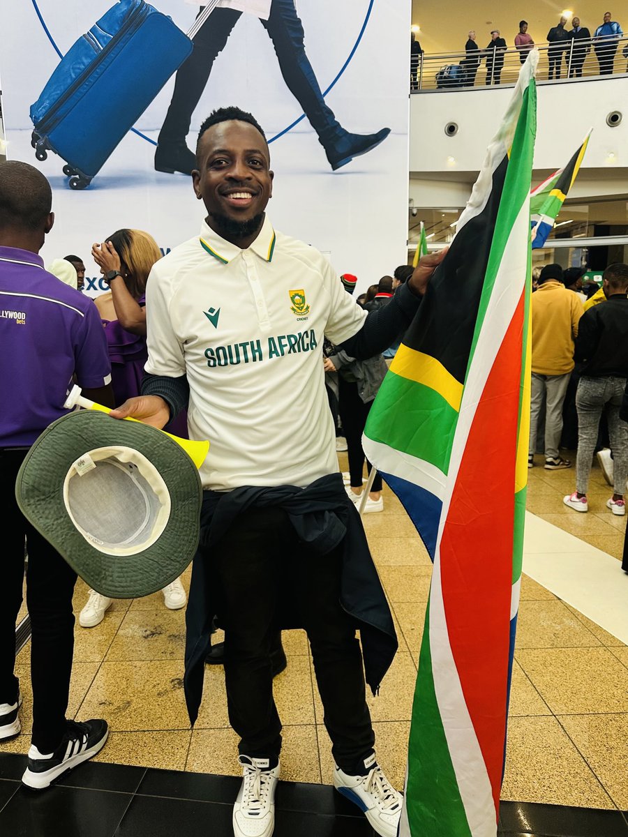 OfficialVeli's tweet photo. a @ComradesRace finisher, welcoming The ICC Test Champions #ProteaFire #HomeComing #TestMace https://t.co/faAyG9lKYk