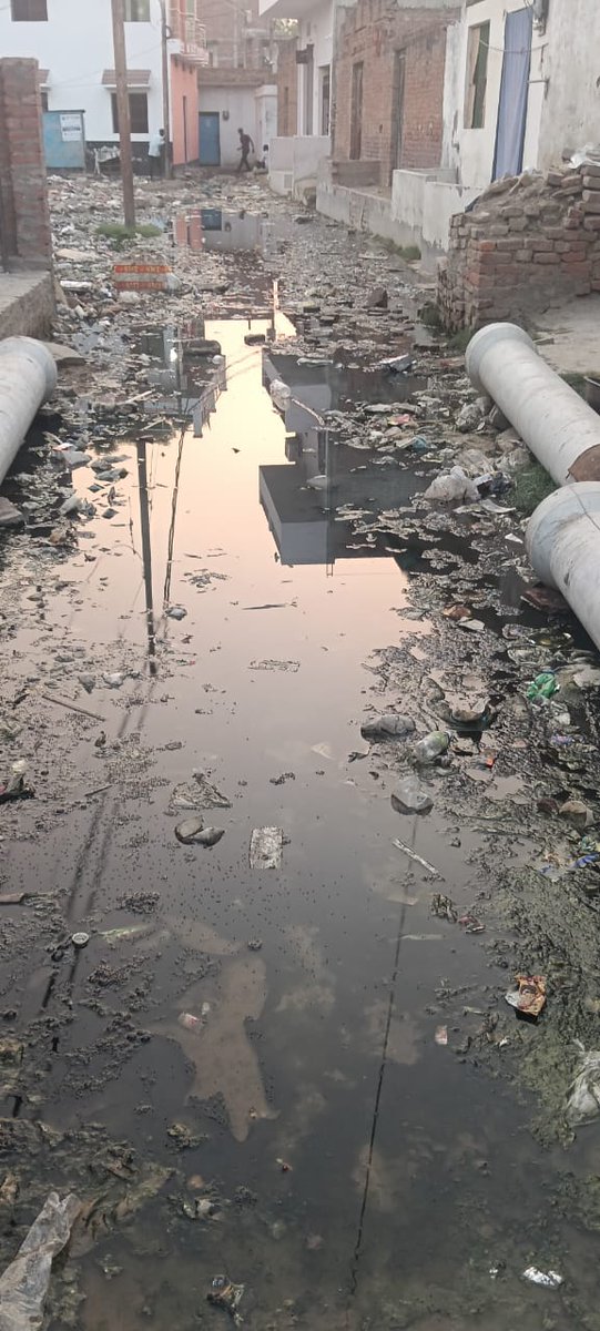 Raju Vishwakarma (@rajuwishwakarm1) on Twitter photo वाराणसी के शिवदासपुर काशी विद्यापीठ ब्लॉक वार्ड नंबर 4 के हालत बद से बदतर हैं। <a href="/narendramodi/">Narendra Modi</a> जी यह आपका संसदीय क्षेत्र है लेकिन यहां के लोग कीचड़ से होकर गुजरने को मजबूर हैं। वाराणसी के शिवदासपुर काशी विद्यापीठ ब्लॉक वार्ड नंबर 4 के हालत बद से बदतर हैं। <a href="/narendramodi/">Narendra Modi</a> जी यह आपका संसदीय क्षेत्र है लेकिन यहां के लोग कीचड़ से होकर गुजरने को मजबूर हैं।