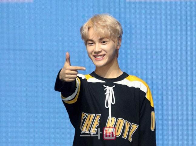 tang__kira's tweet photo. Agensi mengumumkan bahwa Ju Haknyeon telah keluar dari The Boyz. https://t.co/9g1Y8W8Zov