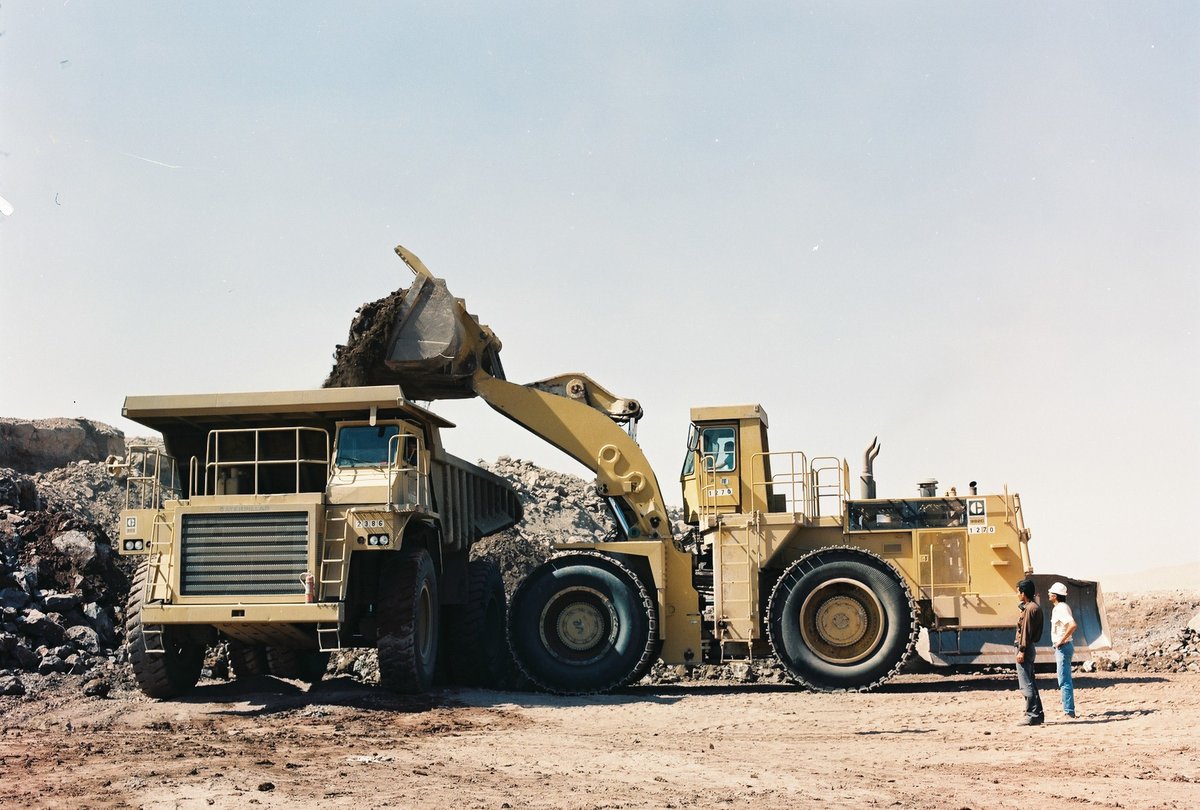 Avrupa’nın ve ülkemizin en büyük barajı olan Atatürk Barajı ve HES’in inşasında kullanılan dev iş makinelerinden görüntüler…