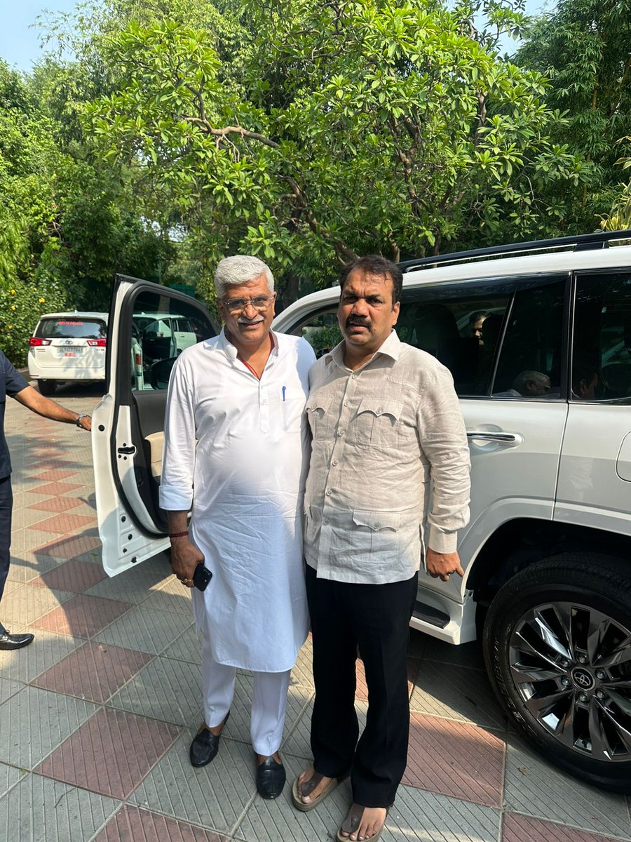 आज केंद्रीय जल शक्ति मंत्री श्री गजेंद्र सिंह शेखावत जी से शिष्टाचार भेंट की व उनका आशीर्वाद लिया।
<a href="/gssjodhpur/">Gajendra Singh Shekhawat</a>