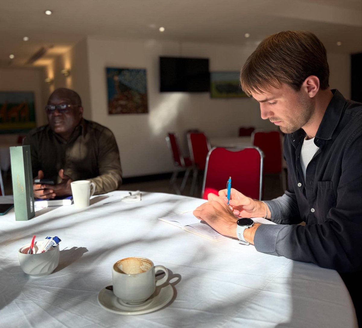 SwedeninDRCongo's tweet image. Rencontre à Lubumbashi 🇸🇪 avec le @Palmecenter 

Un échange constructif sur les droits humains, les droits du travail et le dialogue social. Le Palme Center soutient les syndicats et la société civile pour renforcer la démocratie et la justice sociale en RDC 🇨🇩.
