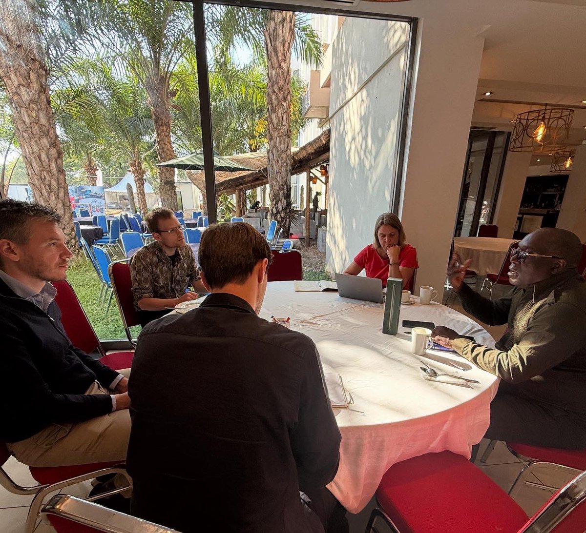 SwedeninDRCongo's tweet image. Rencontre à Lubumbashi 🇸🇪 avec le @Palmecenter 

Un échange constructif sur les droits humains, les droits du travail et le dialogue social. Le Palme Center soutient les syndicats et la société civile pour renforcer la démocratie et la justice sociale en RDC 🇨🇩.