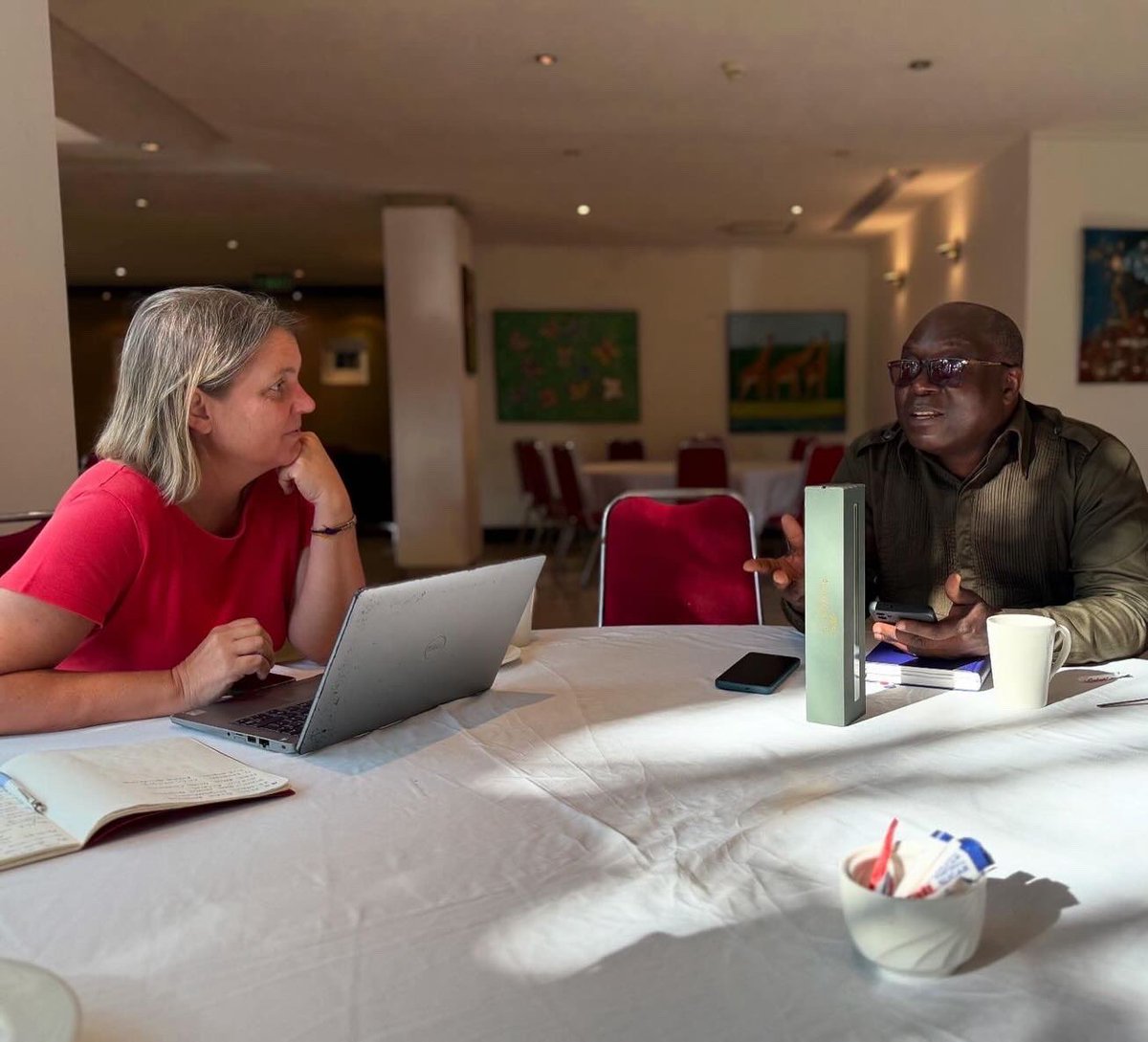 SwedeninDRCongo's tweet image. Rencontre à Lubumbashi 🇸🇪 avec le @Palmecenter 

Un échange constructif sur les droits humains, les droits du travail et le dialogue social. Le Palme Center soutient les syndicats et la société civile pour renforcer la démocratie et la justice sociale en RDC 🇨🇩.