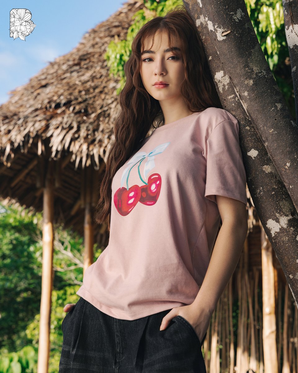 Cute cherries, cooler vibes. 🍒 #FyangSmith brings sweetness in this playful summer tee.

Keep it fresh with #BENCHSummer2025.

Tee (YTF2480) P459
Pants (YPD0878) P1099

Buy Official, Buy Original! Get these products plus more from our official online stores:
☀️