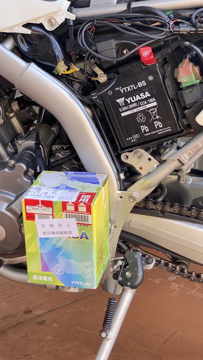 883Lightning's tweet photo. CRFバッテリー交換
5年快調だったので今回も台湾湯浅電池
Amazonで6000円也5年持てば優秀だと思う。
引っ越しに伴い借りてるコンテナも今月一杯で解約する、バイク乗りが沢山いて楽しい場所でした、3年間有難う🙌 https://t.co/SLJ9zcYycb