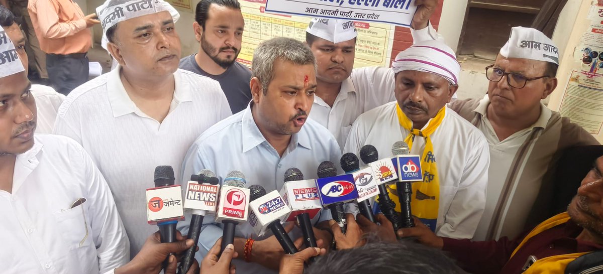 AAPKanpurMandal's tweet photo. योगी सरकार में बदहाल बिजली व्यवस्था और घंटों पॉवर कट के खिलाफ़  कानपुर नगर जनपद में जिलाध्यक्ष अनुज शुक्ला जी के नेतृत्व में AAP कार्यकर्ताओं ने विरोध प्रदर्शन कर महामहिम राज्यपाल महोदया जी को संबोधित ज्ञापन प्रशासनिक अधिकारी को सौंपा।

#AAP_का_बिजली_आंदोलन https://t.co/TQR6kDkuqT