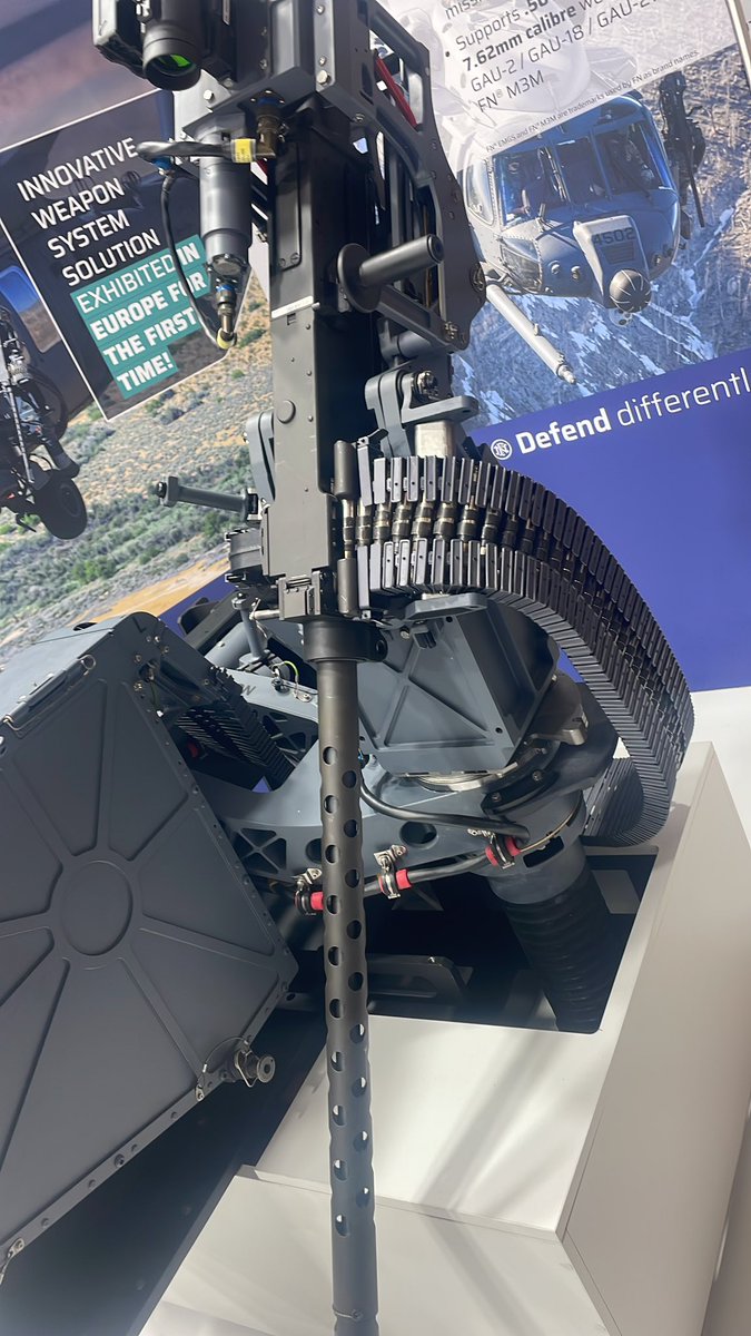 Pas spécialement fan des armes, mais on m’explique que ce prototype développé par la FN Herstal pour l’armée américaine est unique au monde. Il permet un tir de haute précision à 2,5 km de distance… depuis un hélicoptère🚁
Le savoir-faire wallon en matière de Défense est dingue.