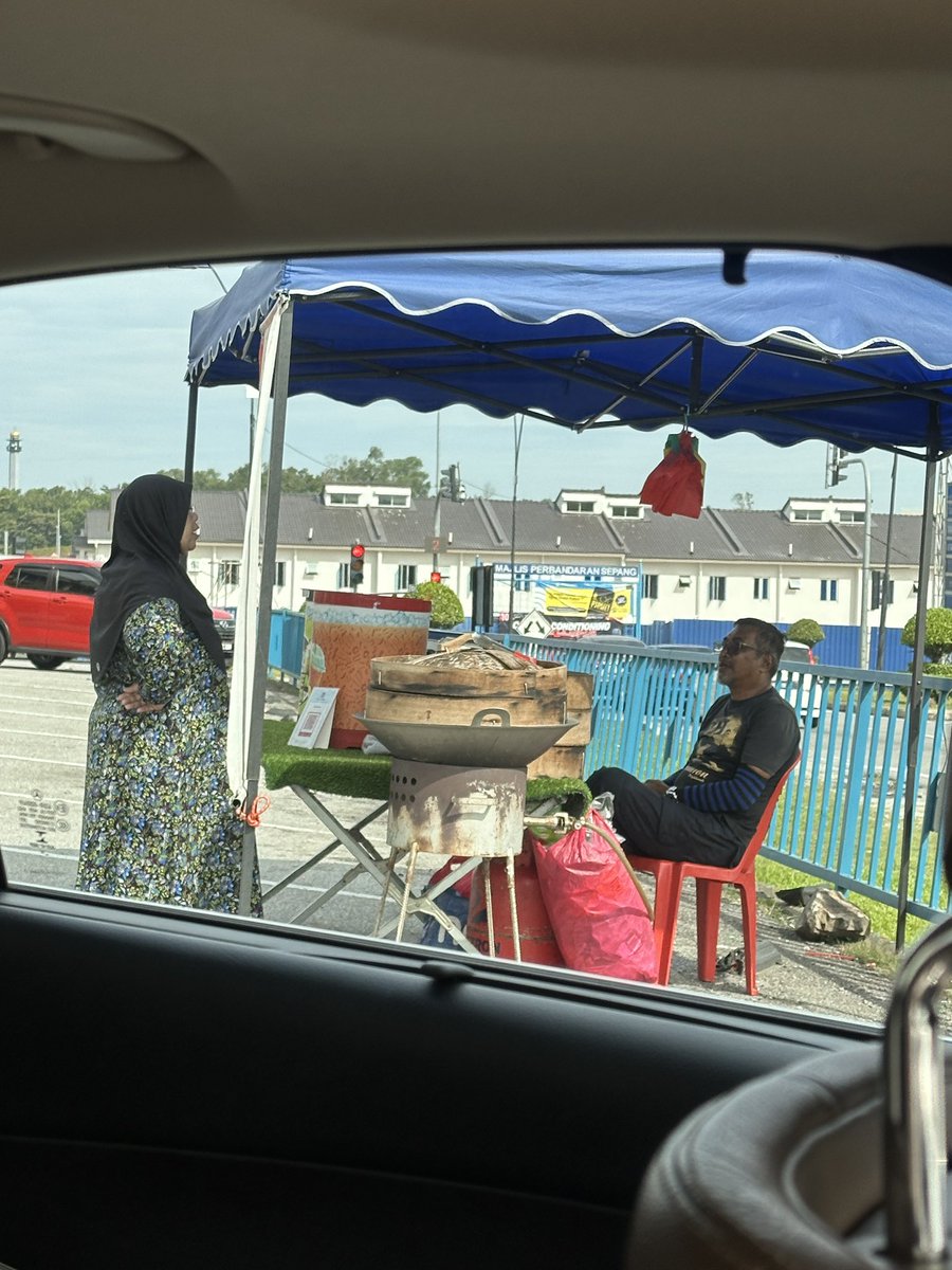 ketengahketepi's tweet photo. Asian parent : Don’t talk to strangers 

mak i : dah sejam borak padahal tak kenal pun https://t.co/RPvJeXHGQi