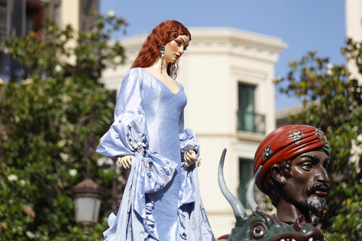 🔴 #AhoraDirecto | 🎡 #CorpusGR25 | La Tarasca ya está en las calles de Granada 

¿Qué os parece cómo va vestida este año? ¿Os gusta? 

A partir de las 12.00 veremos su desfile en directo 

ahoragranada.com/noticias/la-ta…