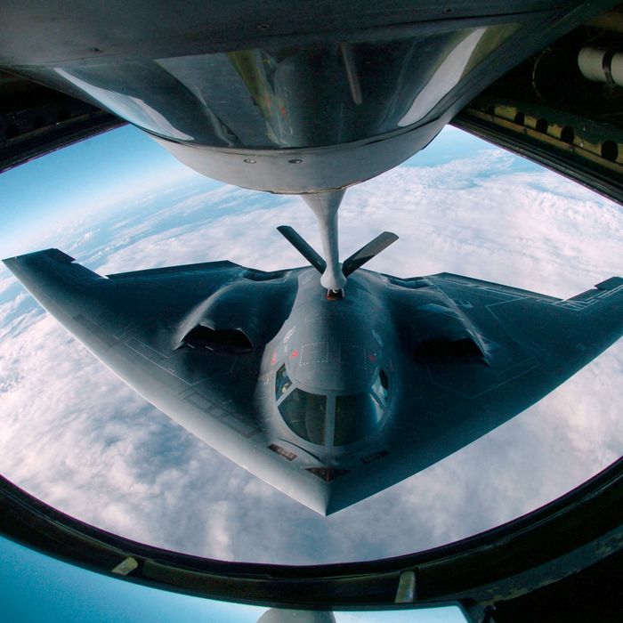🇺🇸🇮🇱🇮🇷 FLASH | La bombe américaine GBU-57 est la seule capable d'atteindre le site nucléaire iranien de Fordo. Ce site, qu’Israël veut DÉTRUIRE, est enfoui sous une montagne à 80 à 90 mètres de profondeur.

👉 Cette bombe à guidage de précision pèse 13 600 kg, dont 2 700 kg pour