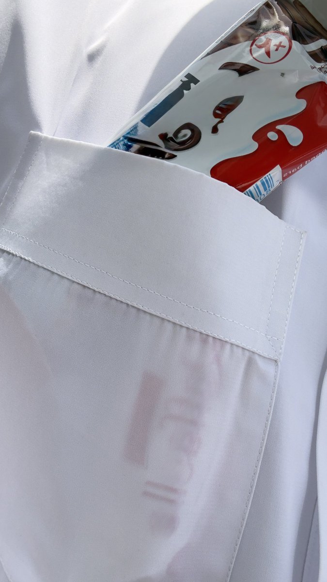 دخلت سوبر ماركت كبير  اشتري مقاضي البيت

ولما وصلت للكاشيره كي ادفع الحساب
كانت تناظرني نظرات غريبه وبحكم ان شكلي ما يأهل أني أصير مغازلجي

استغربت نظراتها 

ولما وصلت لدفع المبلغ حاسبت وهممت بالخروج ولازالت تنظر لي نظرات غريبه…
احسنت الظن بنفسي وقلت علها تكون معجبه … لكني