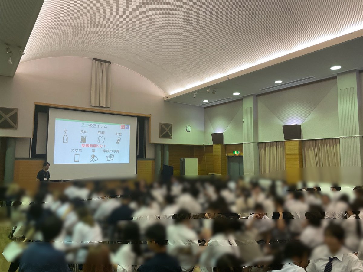kokusai_hs's tweet image. 2025.06.18 リサイクローズ講演会
着なくなった洋服を、難民の方などの必要としている方々に届けるプログラム
本校では1年科目「人間と社会」を通じて、近隣小学校等で回収しています
「洋服は、自分のアイデンティティに影響を及ぼす」という、スピーカーの言葉が響きました